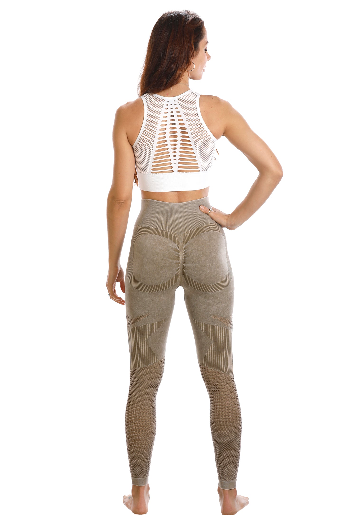 Vista trasera de los leggins AENEAS beige, con diseño anatómico y cintura alta para un ajuste favorecedor y cómodo.