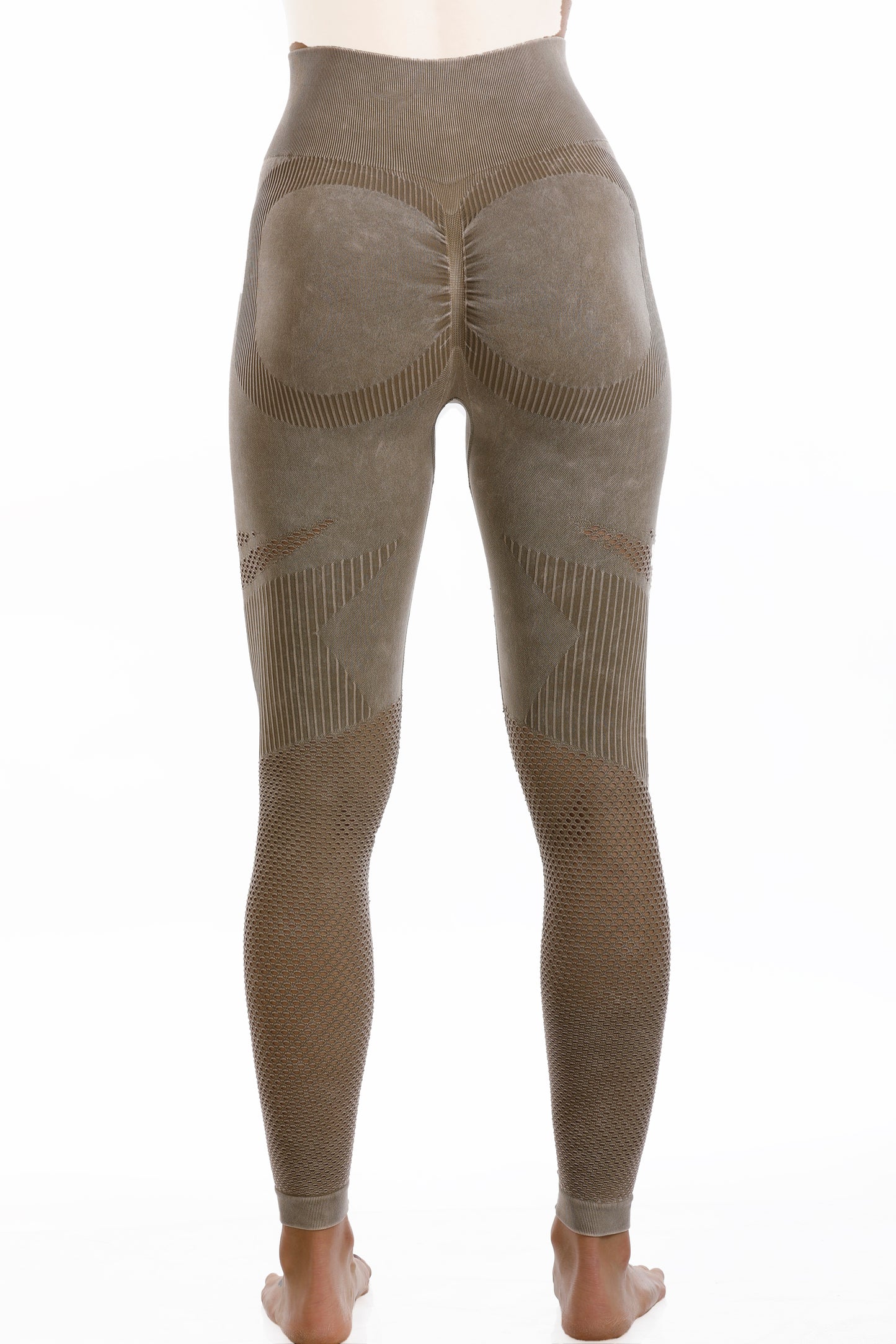 Vista posterior de los leggins AENEAS beige, mostrando detalles texturizados y ajuste moldeador para un look deportivo.