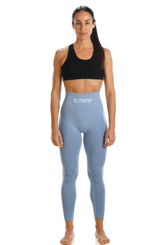 Leggins ANUKET azul claro de cintura alta y sin costuras, ideales para mujer activa. Diseño largo y transpirable para entrenamiento intenso.