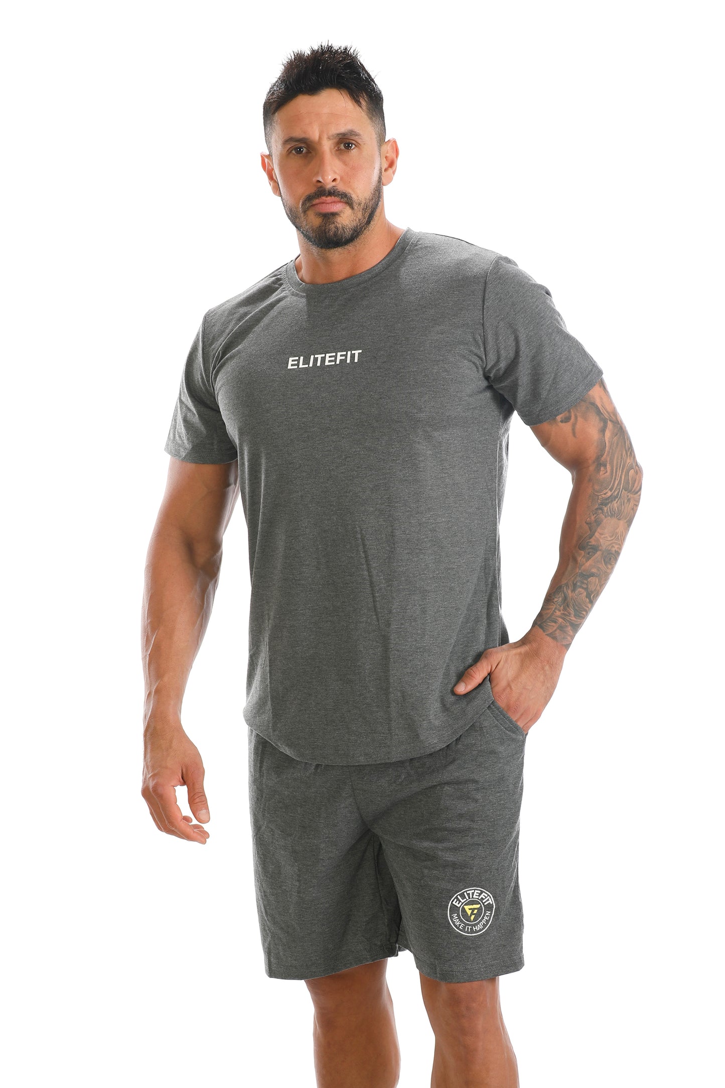 Conjunto deportivo gris con camiseta ANGELO y shorts a juego, ambos con logos Elitefit, diseñado para entrenamientos cómodos.