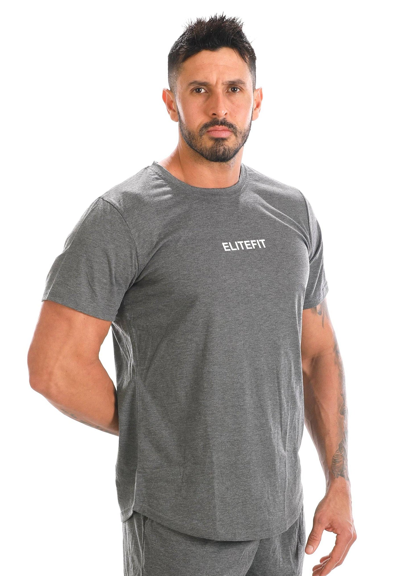 Camiseta deportiva gris ANGELO de corte clásico con logo Elitefit, fabricada para adaptarse al cuerpo durante el ejercicio.
