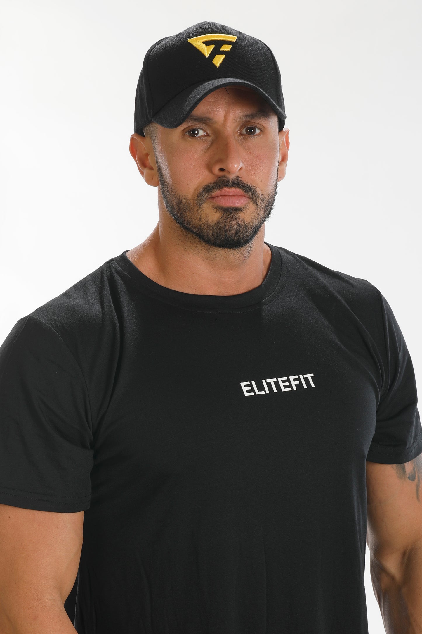 Camiseta deportiva negra ANGELO combinada con gorra negra, perfecta para entrenamientos de fitness y gym.