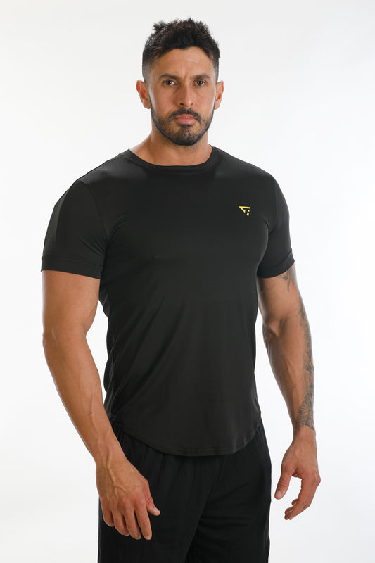 Camiseta elástica ARES negra con logo amarillo, ideal para entrenamientos por su ajuste cómodo y tejido ligero y transpirable.