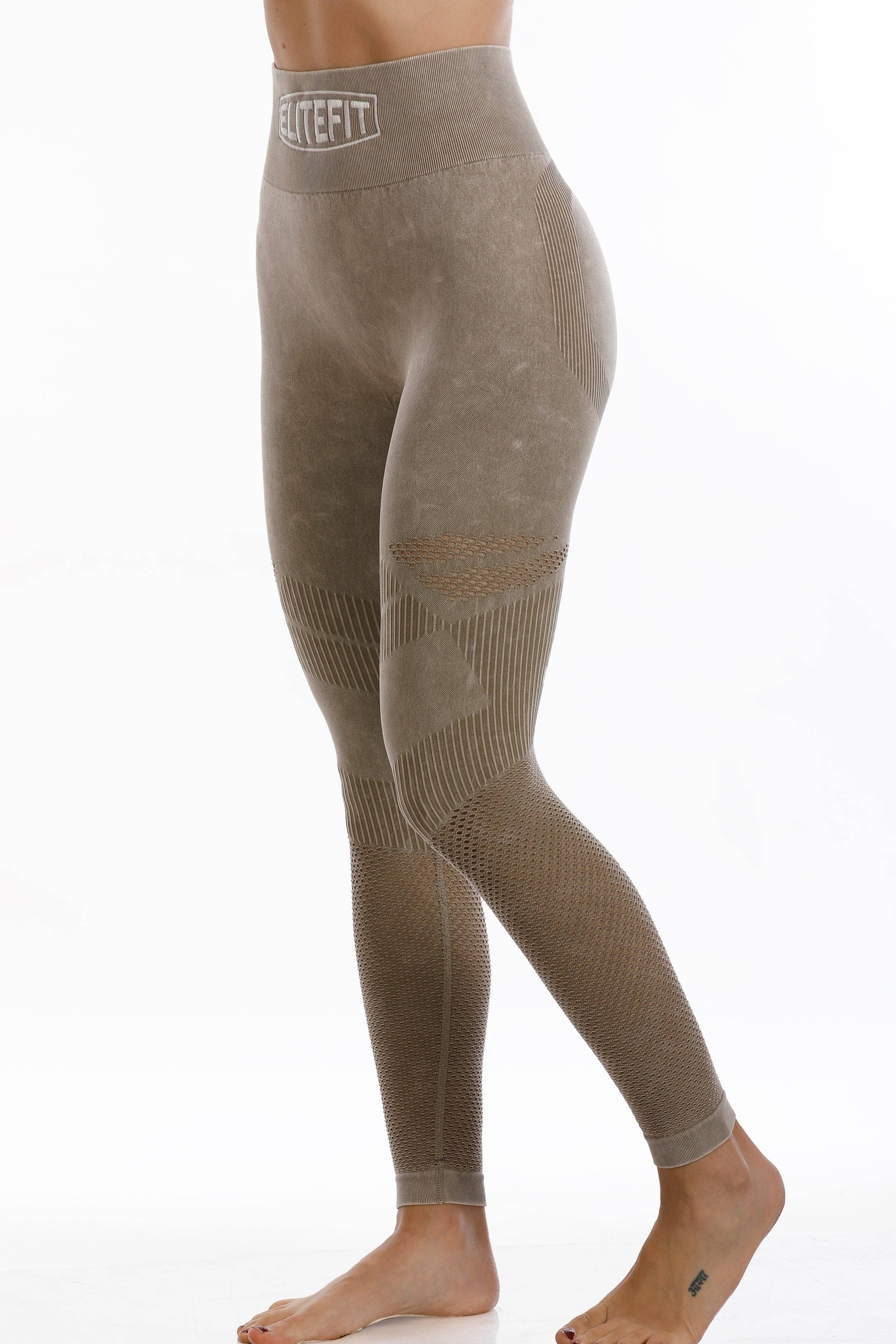 Detalle lateral de los leggins AENEAS beige, con tejido transpirable y diseño ergonómico para máxima flexibilidad.