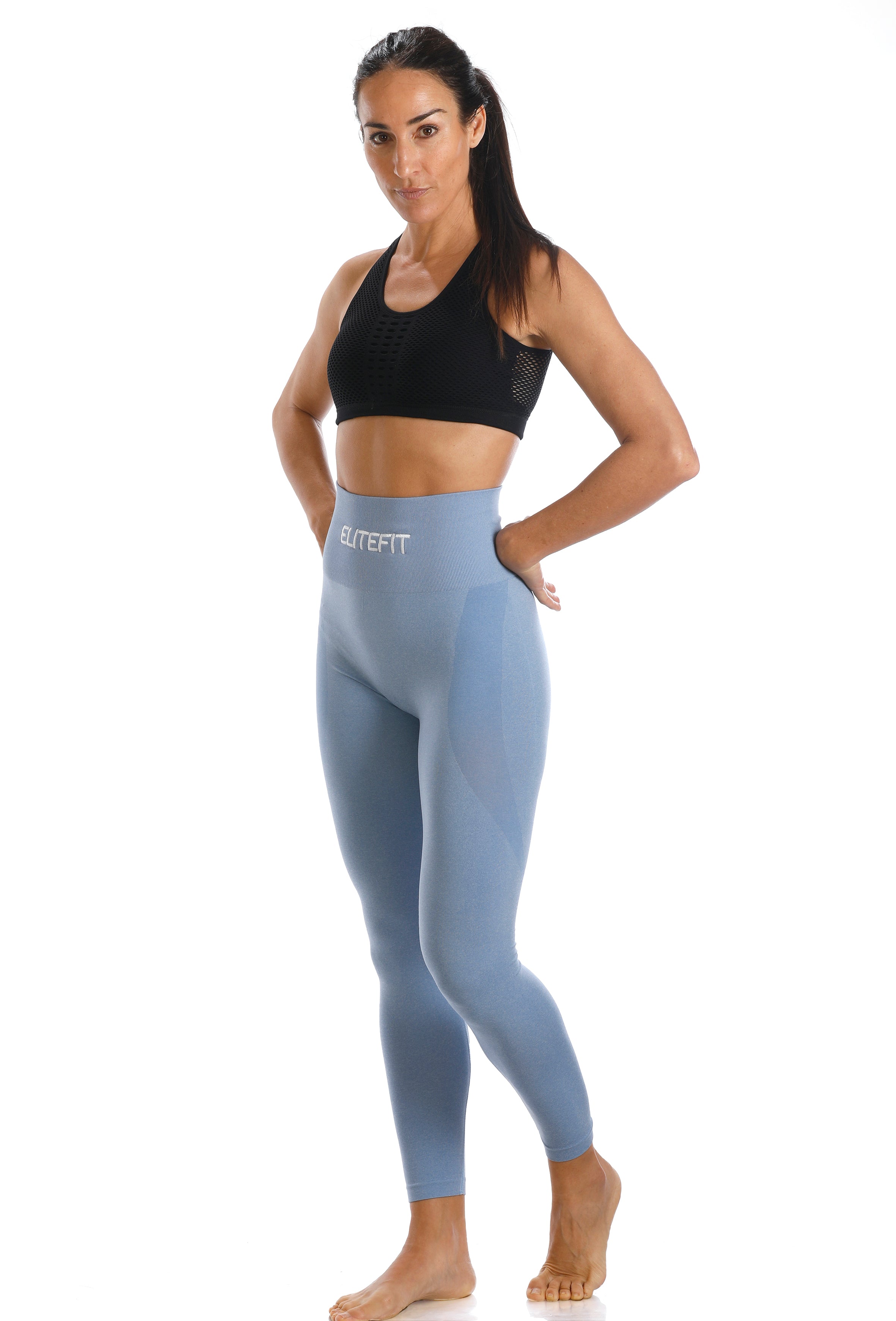Leggins ANUKET azul claro con diseño ergonómico y cintura alta. Perfectos para actividades deportivas por su tejido elástico y sin costuras.