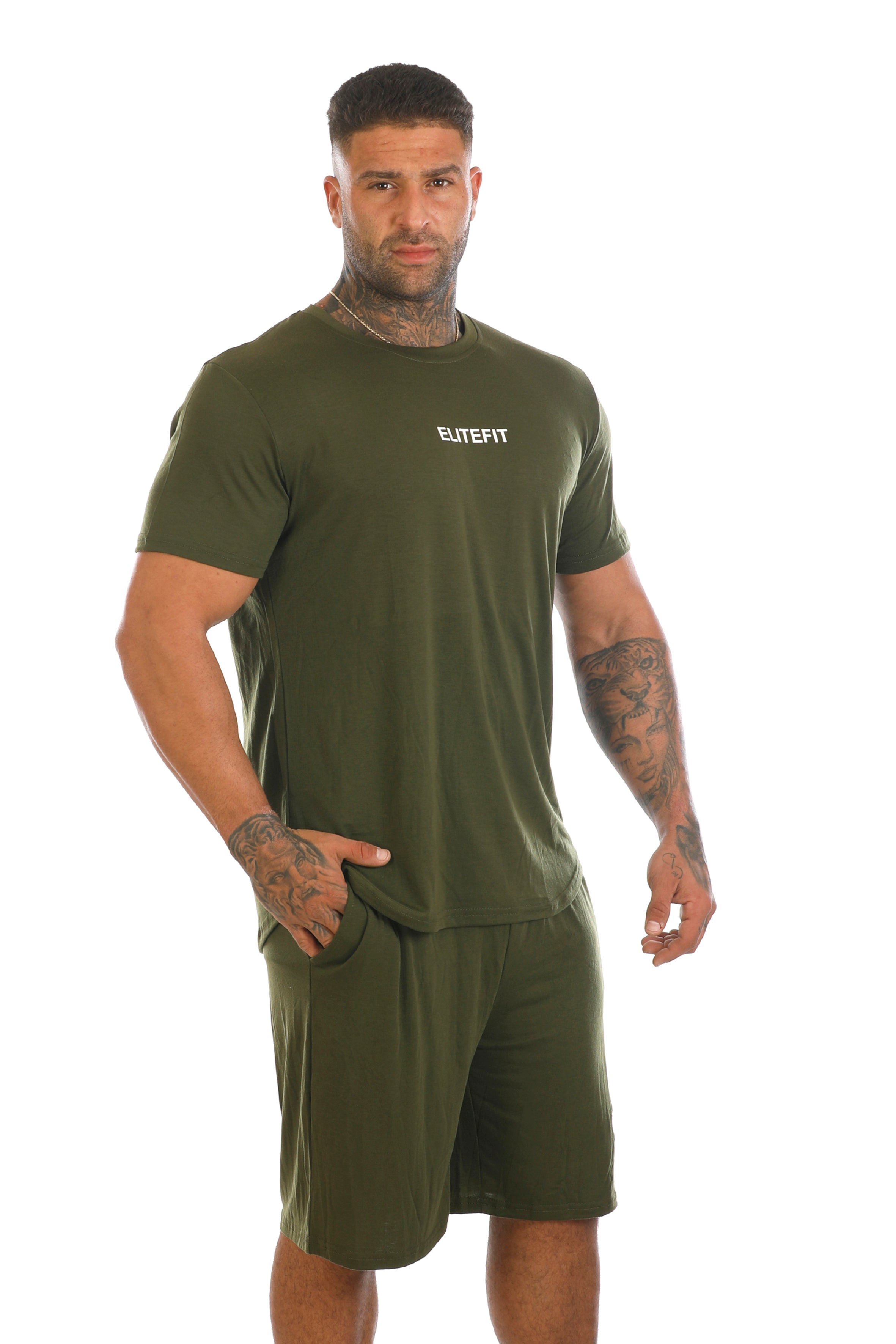 Conjunto APOLO - Deportivo Hombre | Elitefit Conjunto con camiseta y shorts cómodos en verde militar, diseño moderno para deporte o descanso.