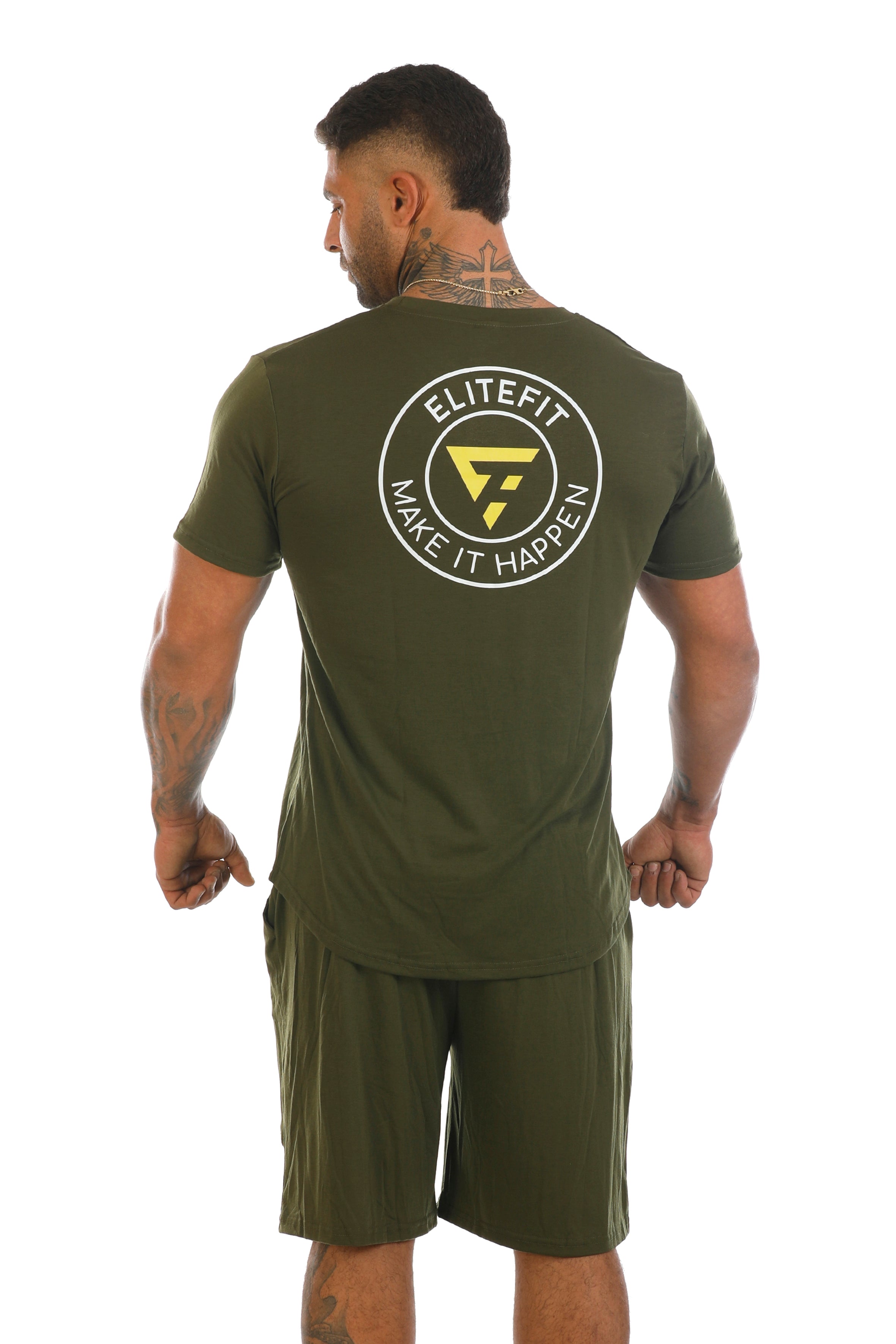 Vista trasera del Conjunto APOLO - Deportivo Hombre | Elitefit Conjunto mostrando logotipo circular en camiseta verde militar.