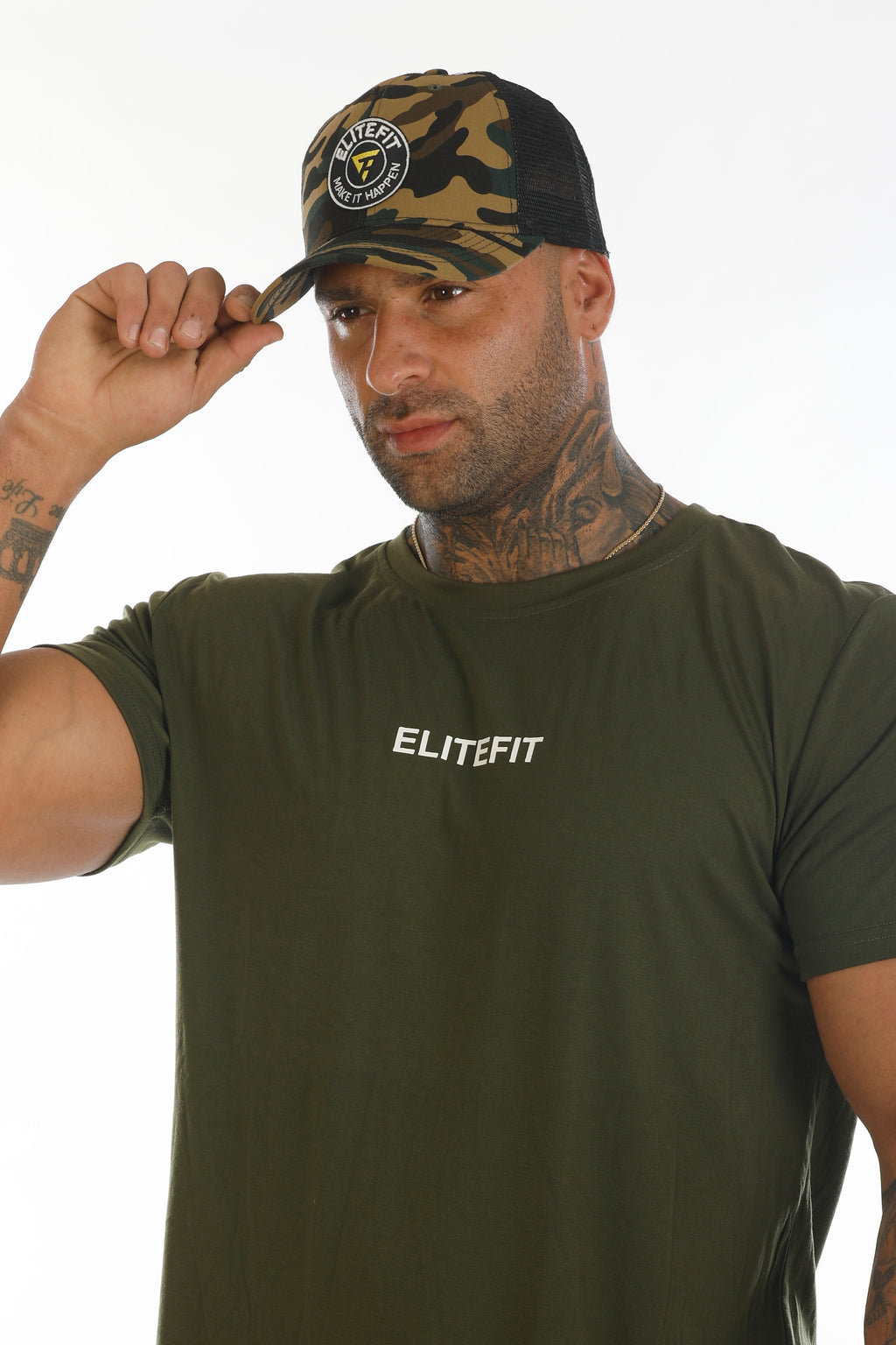Detalle del Conjunto APOLO - Deportivo Hombre | Elitefit Conjunto con gorra camuflada Elitefit y camiseta verde militar con logo frontal.