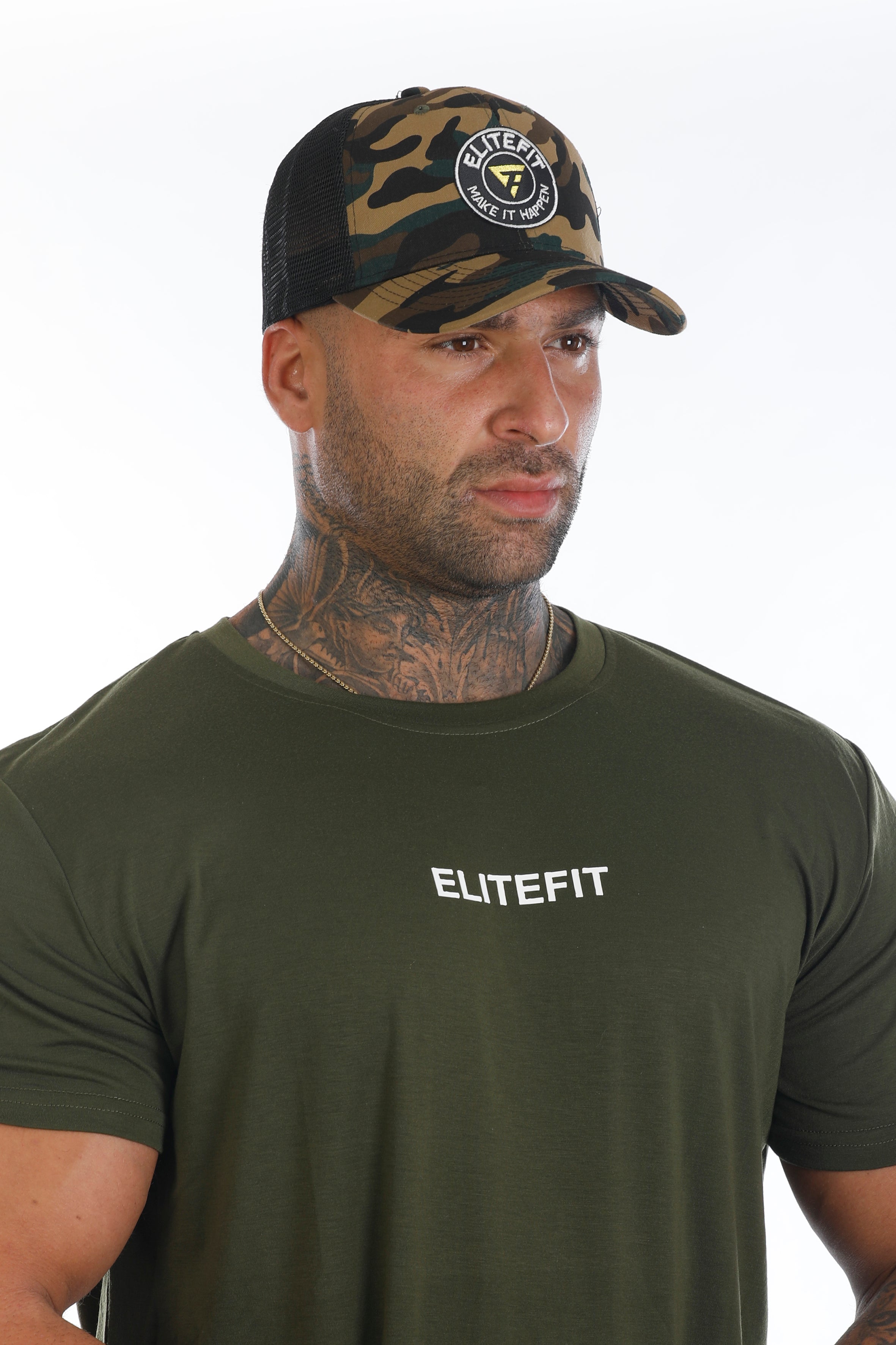 Primer plano del Conjunto APOLO - Deportivo Hombre | Elitefit Conjunto con gorra camuflada y camiseta verde militar con logotipo Elitefit.