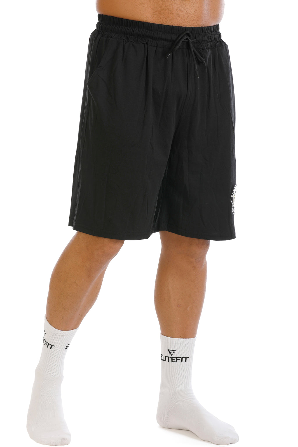 Pantalón corto ALCEO negro para hombre, lateral mostrando ajuste relajado y diseño ligero para mayor libertad de movimiento.