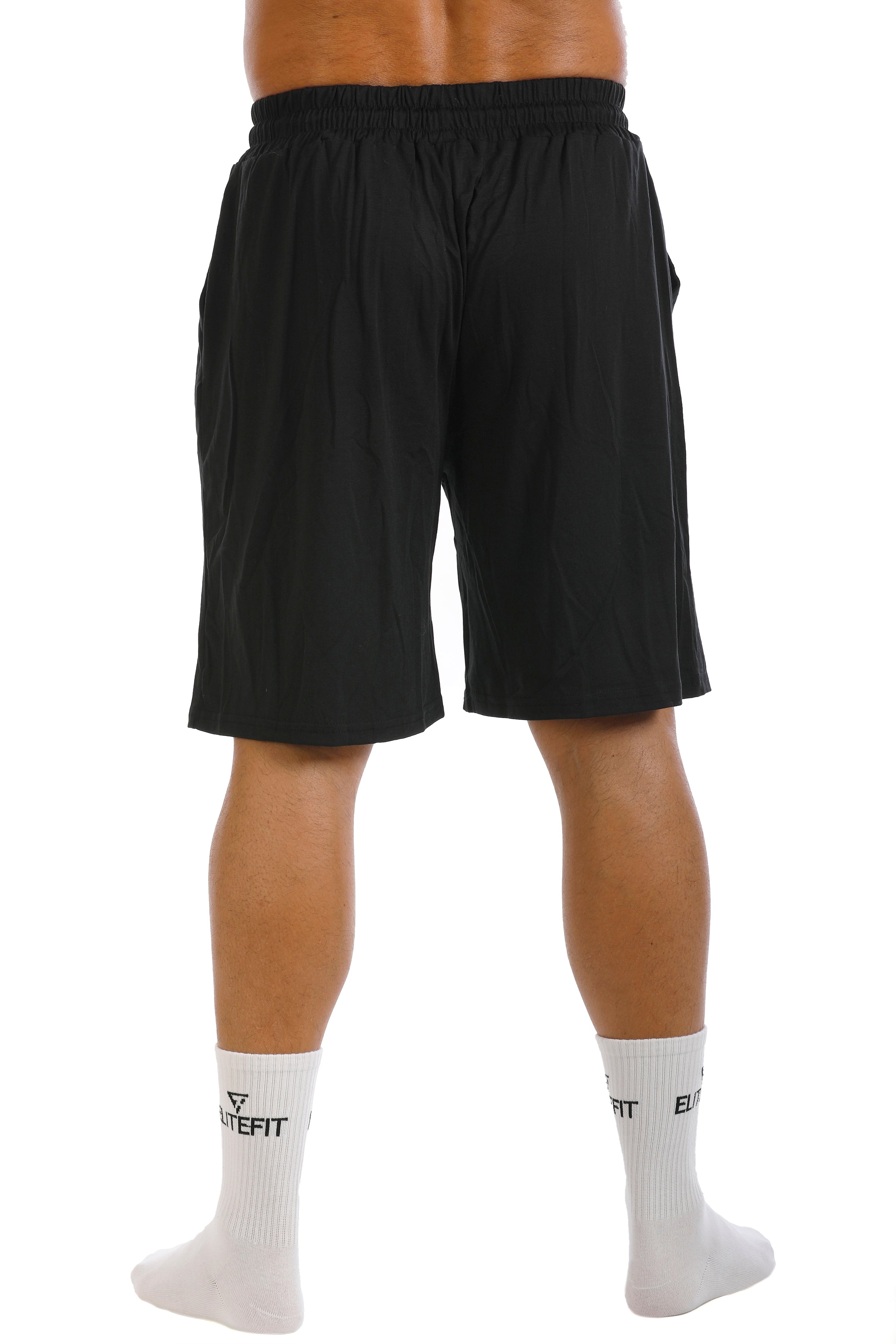 Vista trasera del pantalón corto ALCEO negro para hombre, con cintura elástica y corte cómodo para actividades deportivas.