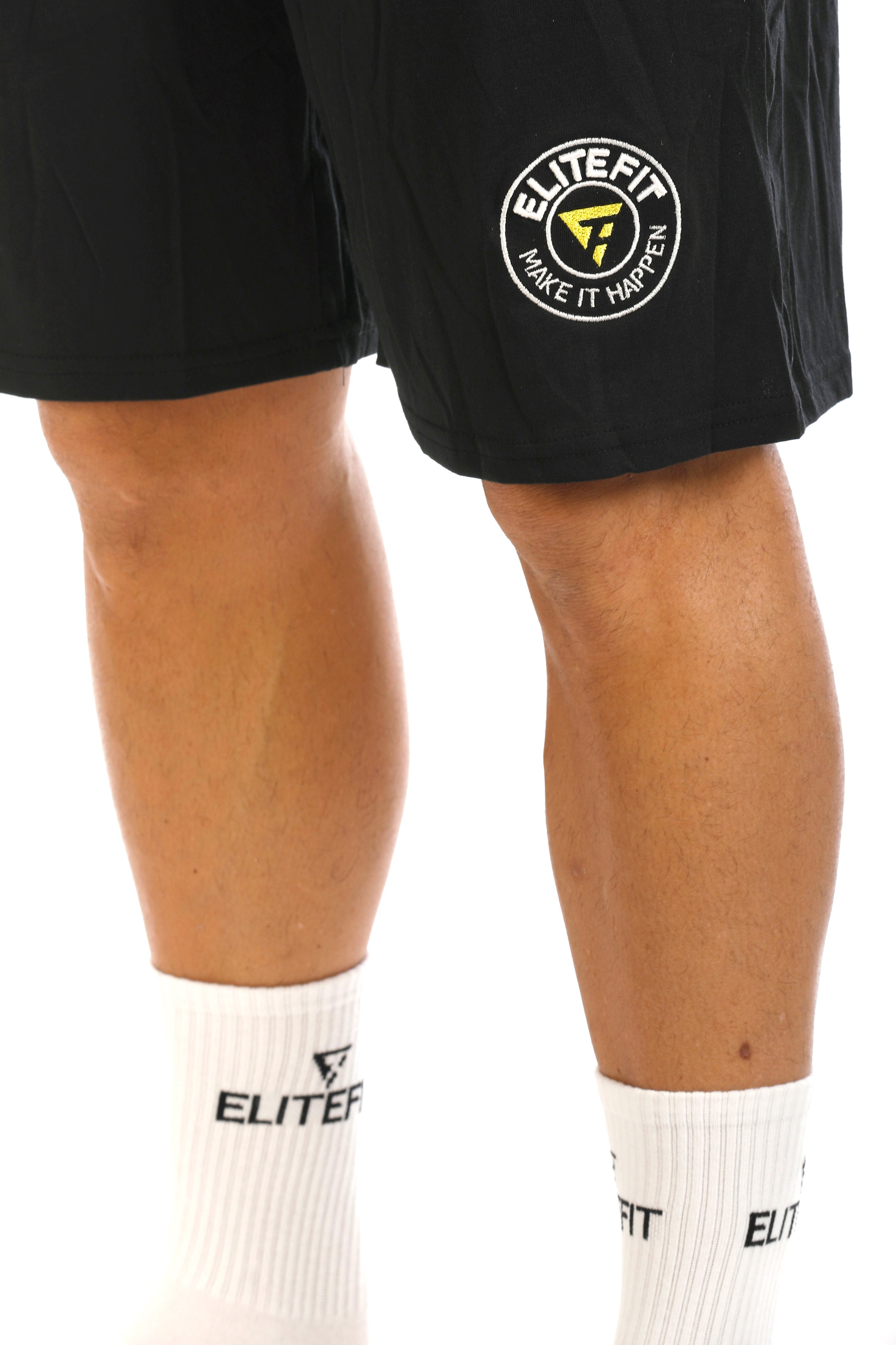 Detalle del logo bordado en el pantalón corto ALCEO negro para hombre, destacando su diseño moderno y funcionalidad deportiva.