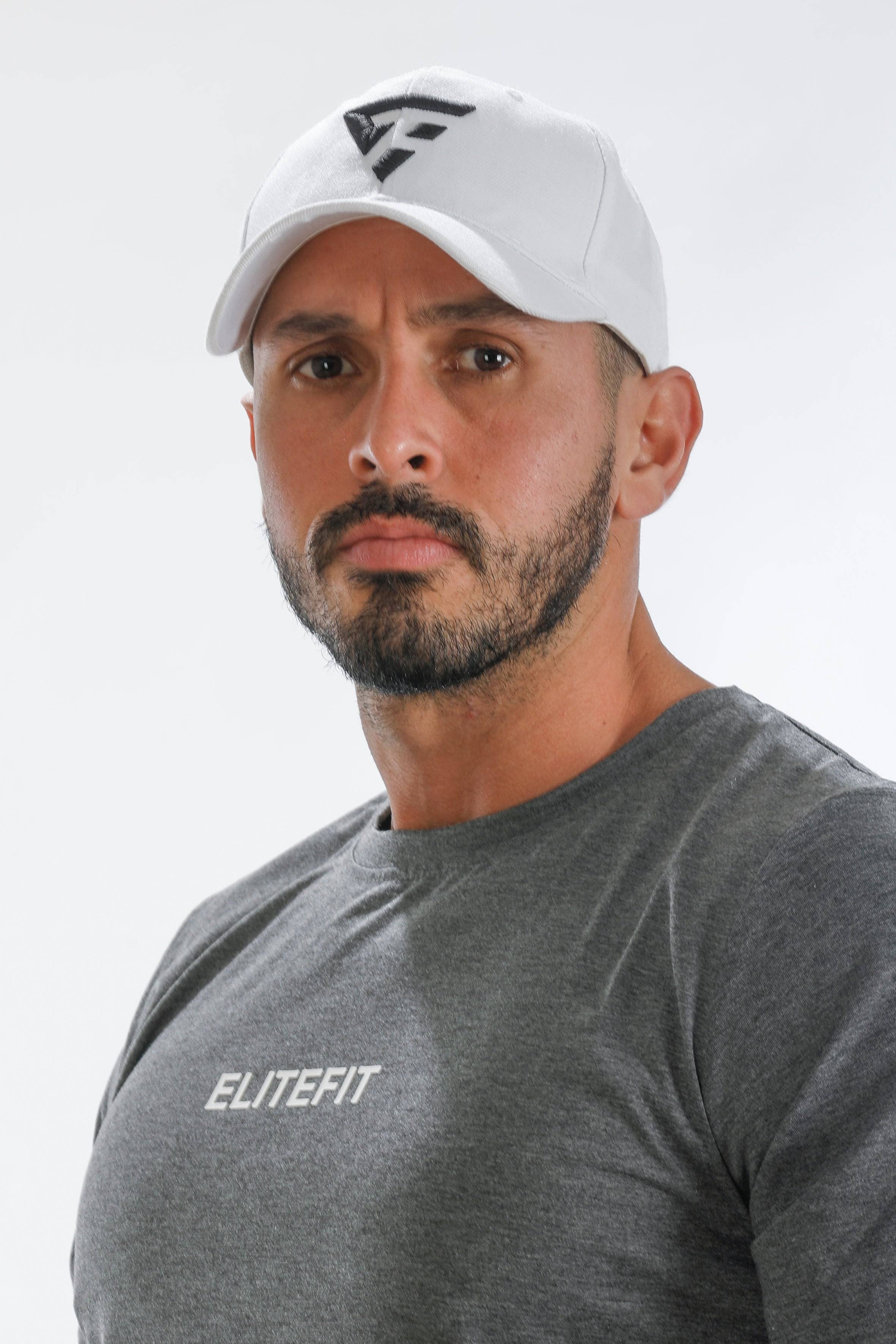 Camiseta deportiva gris ANGELO combinada con gorra blanca Elitefit, ideal para un look deportivo y moderno.