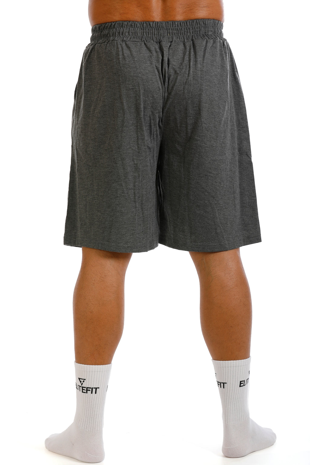 Vista trasera del pantalón corto ALCEO gris para hombre, diseñado para libertad de movimiento y actividades deportivas.