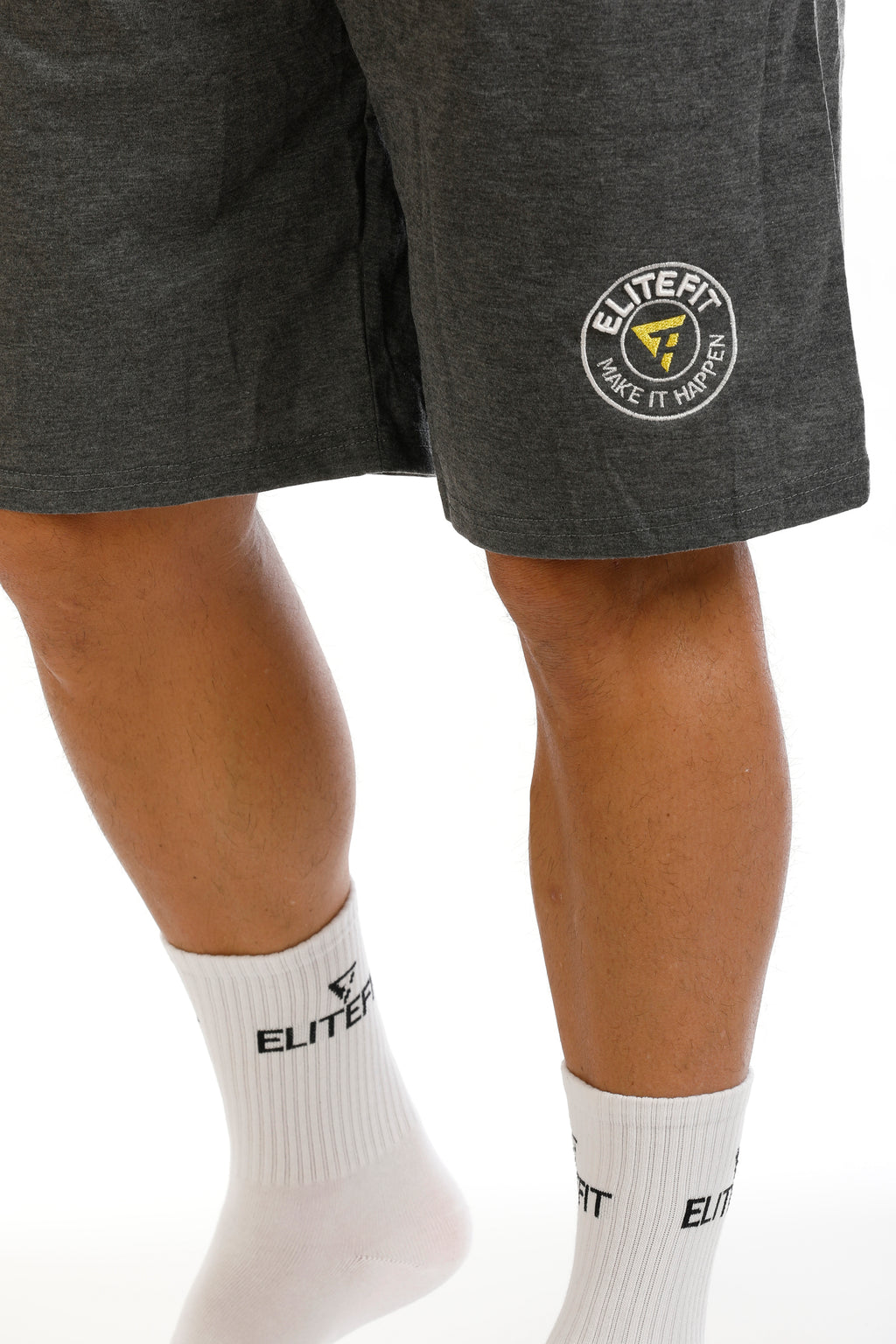 Detalle del logo Elitefit en el pantalón corto deportivo ALCEO gris, con tejido suave y diseño moderno para hombre.