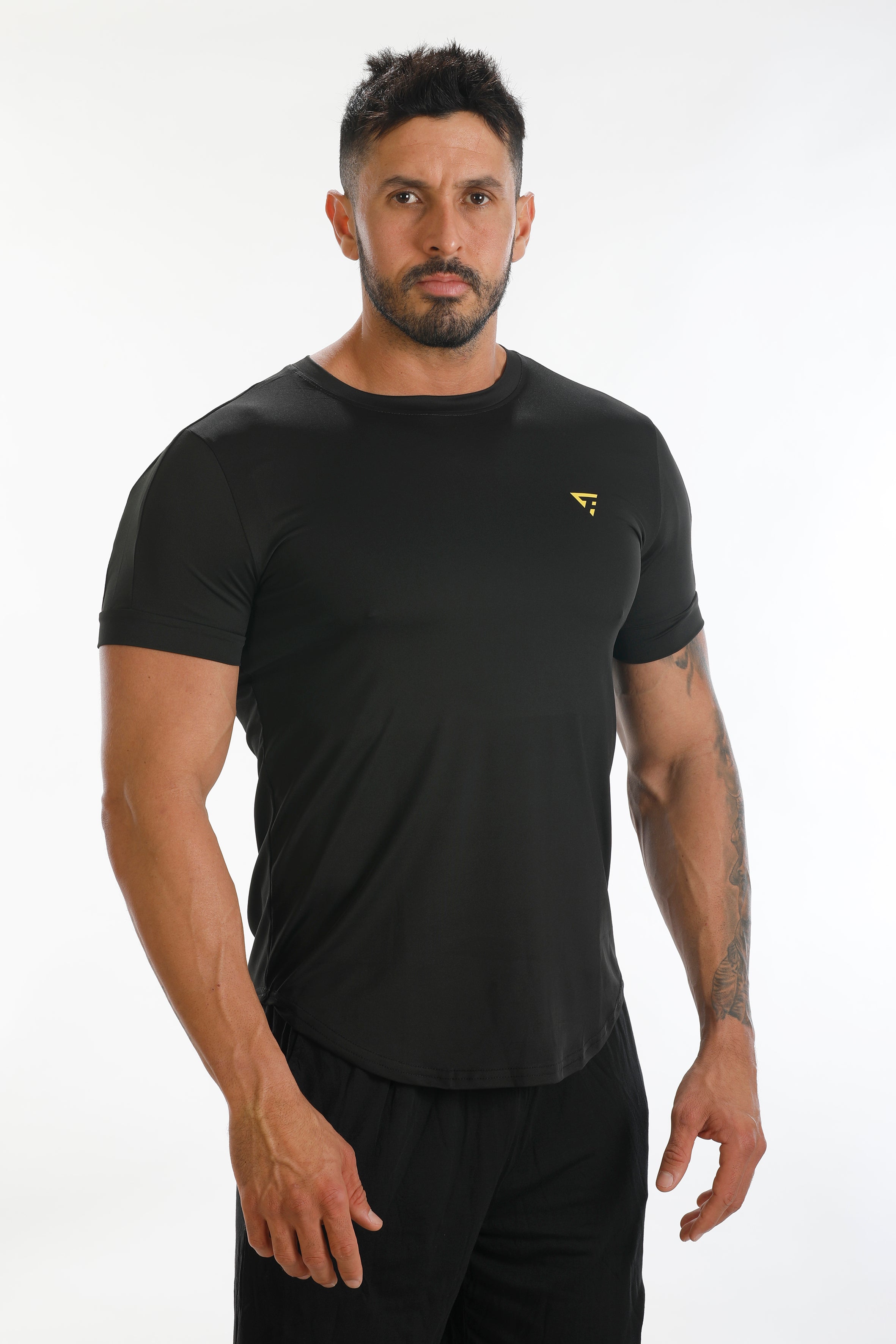 Camiseta elástica ARES negra con logo amarillo, ideal para entrenamientos por su ajuste cómodo y tejido ligero y transpirable.