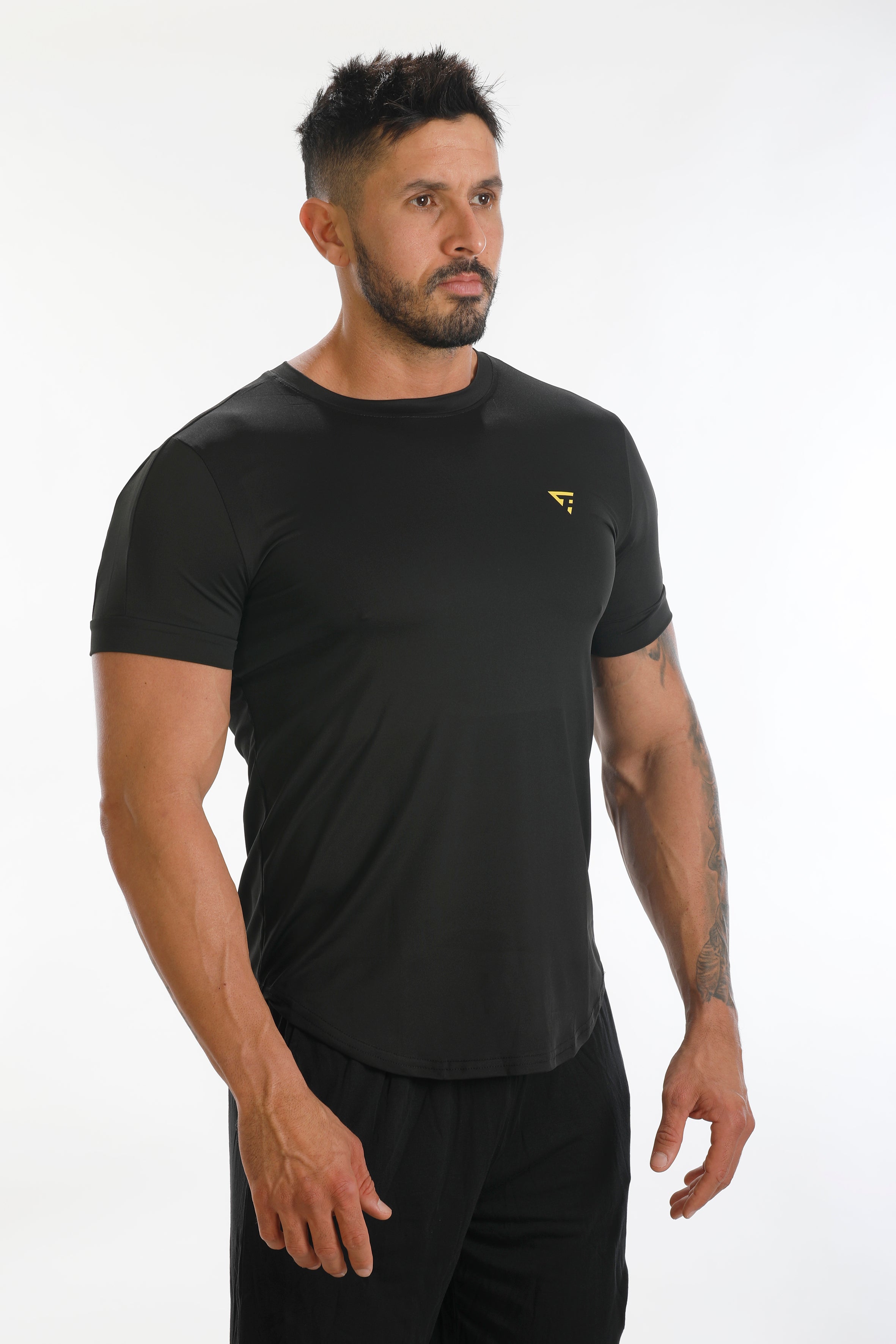 Camiseta deportiva ARES negra con diseño ajustado y logo discreto, fabricada para ofrecer elasticidad y confort durante el ejercicio.