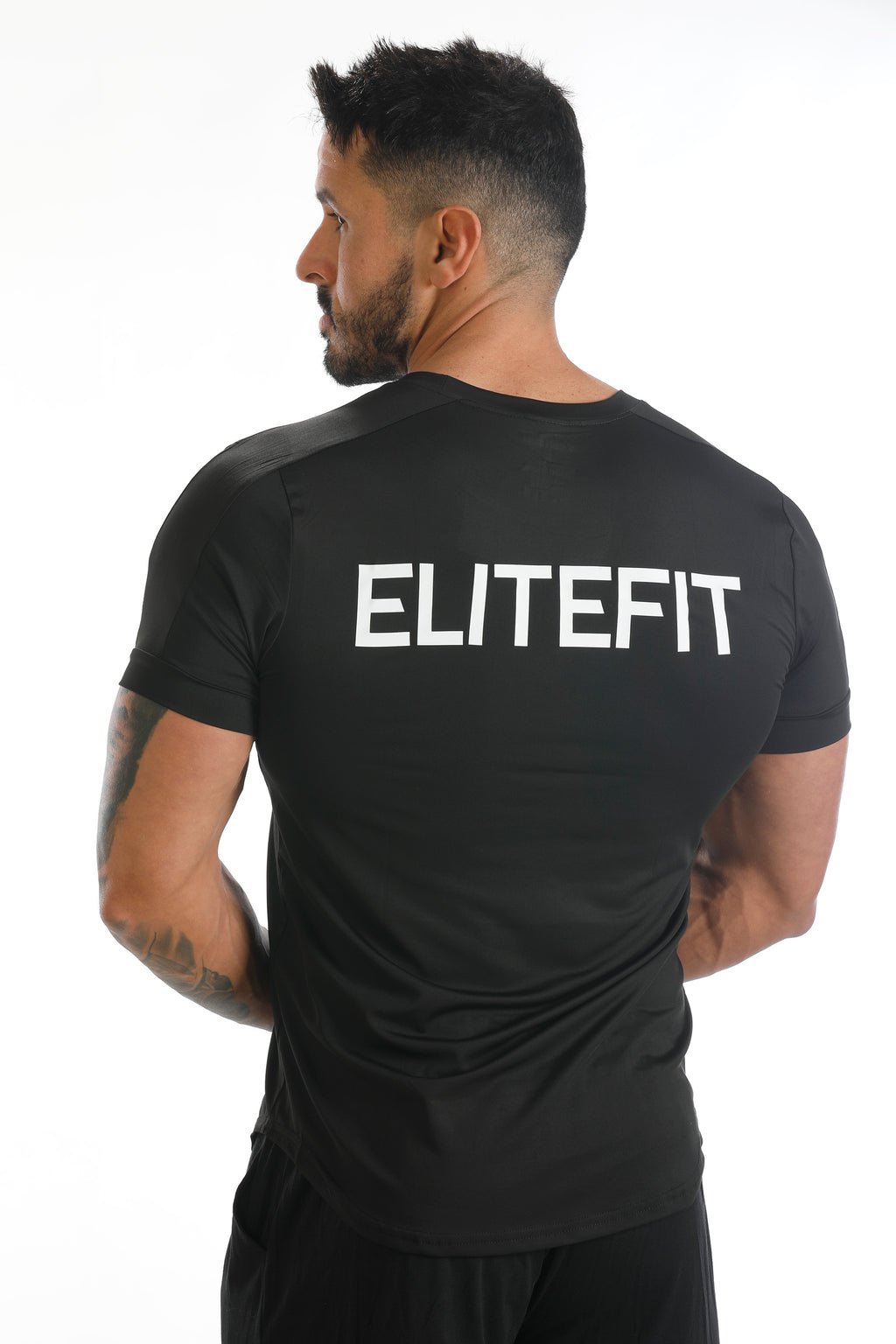 Vista trasera de la camiseta deportiva ARES negra con estampado ELITEFIT, perfecta para actividades físicas intensas.